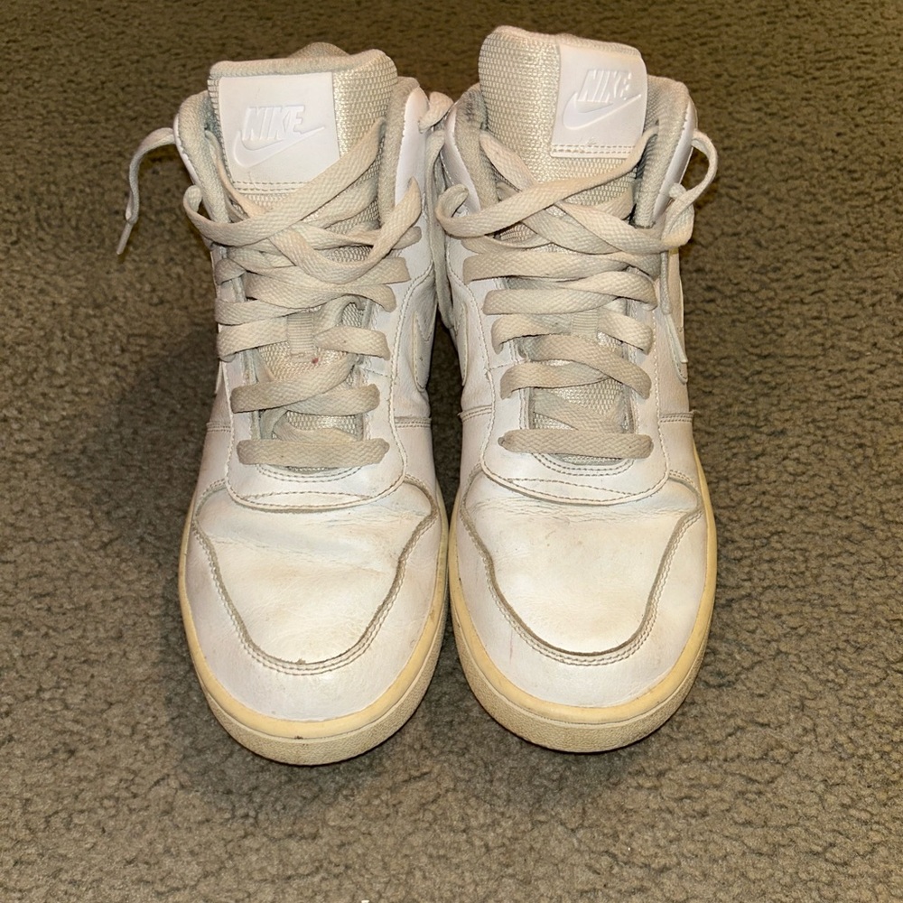 Women’s Nike high top tennis shoes. Sz 9